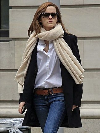 Arbeitsreiche Tage verlangen nach einem einfachen, aber dennoch stylischen Look, wie zum Beispiel ein schwarzer Mantel und dunkelblaue enge Jeans.
