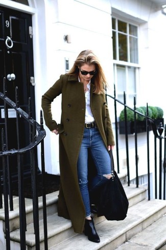 Dunkelblaue Jeans mit Destroyed-Effekten kombinieren – 500+ Damen Outfits: Wahlen Sie einen olivgrünen Mantel und dunkelblauen Jeans mit Destroyed-Effekten für einen schicken Alltags-Look. Vervollständigen Sie Ihr Look mit schwarzen Leder Stiefeletten.