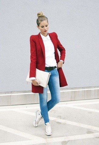 Weiße Leder Clutch kombinieren – 202 Damen Outfits: Entscheiden Sie sich für einen roten Mantel und eine weiße Leder Clutch, um ein lockeres Outfit zu zaubern. Weiße hohe Sneakers aus Segeltuch fügen sich nahtlos in einer Vielzahl von Outfits ein.