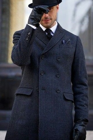 Dunkelblauen Mantel mit Schottenmuster kombinieren – 16 Elegante Herren Outfits kühl Wetter: Kombinieren Sie einen dunkelblauen Mantel mit Schottenmuster mit einem weißen Businesshemd für einen stilvollen, eleganten Look.