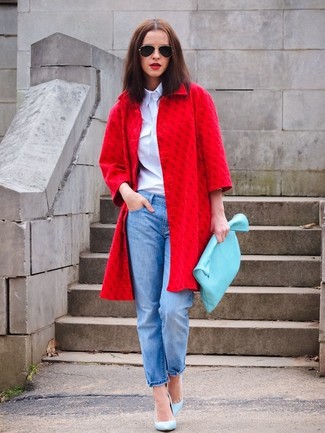 Hellblaue Leder Pumps kombinieren – 28 Damen Outfits: Diese Paarung aus einem roten Mantel und blauen Jeans bietet die optimale Balance zwischen legerem Trend-Look und zeitgenössische Stil. Hellblaue Leder Pumps sind eine großartige Wahl, um dieses Outfit zu vervollständigen.