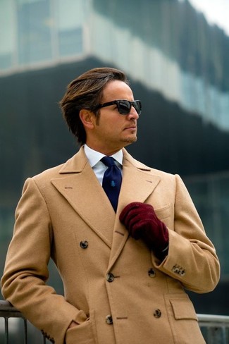 Welche Businesshemden mit beigen Mantels zu tragen – 188 Elegante Herren Outfits kalt Wetter: Vereinigen Sie einen beigen Mantel mit einem Businesshemd, um vor Klasse und Perfektion zu strotzen.