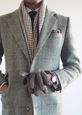 Dunkelrotes bedrucktes Einstecktuch kombinieren – 19 Herren Outfits kühl Wetter: Paaren Sie einen grauen Mantel mit Karomuster mit einem dunkelroten bedruckten Einstecktuch für einen entspannten Wochenend-Look.