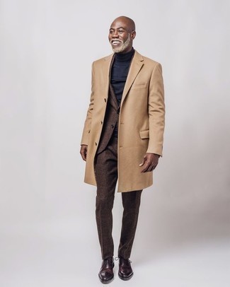 Welche Mäntel mit dunkelroter Oxford Schuhe zu tragen – 18 Herren Outfits kühl Wetter: Vereinigen Sie einen Mantel mit einem braunen Anzug für einen stilvollen, eleganten Look. Dieses Outfit passt hervorragend zusammen mit dunkelroten Oxford Schuhen.