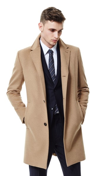 Dunkelgraue Krawatte kombinieren – 285 Herbst Herren Outfits: Kombinieren Sie einen camel Mantel mit einer dunkelgrauen Krawatte, um vor Klasse und Perfektion zu strotzen. Das Outfit ist ja mega für die Übergangszeit.