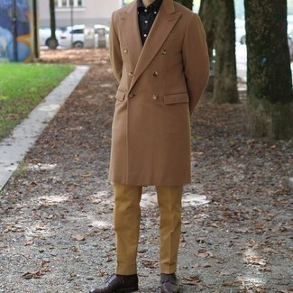 Braune Leder Derby Schuhe kombinieren – 206 Herren Outfits kühl Wetter: Kombinieren Sie einen camel Mantel mit einer beige Chinohose für einen für die Arbeit geeigneten Look. Braune Leder Derby Schuhe sind eine einfache Möglichkeit, Ihren Look aufzuwerten.