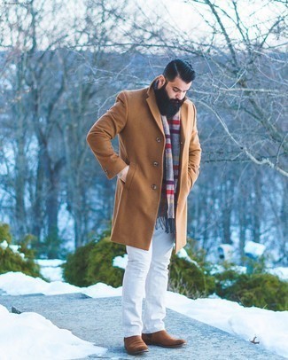Camel Mantel kombinieren – 500+ Herren Outfits kühl Wetter: Vereinigen Sie einen camel Mantel mit weißen Jeans, um einen modischen Freizeitlook zu kreieren. Machen Sie Ihr Outfit mit braunen Chelsea Boots aus Wildleder eleganter.