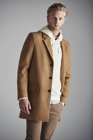 Braune Chinohose kombinieren – 273 Herren Outfits kalt Wetter: Vereinigen Sie einen camel Mantel mit einer braunen Chinohose, um einen eleganten, aber nicht zu festlichen Look zu kreieren.