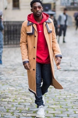30 Jährige: Welche Mäntel mit roten Pullovers mit einem Kapuze zu tragen – 10 Herren Outfits kühl Wetter: Entscheiden Sie sich für einen Mantel und einen roten Pullover mit einem Kapuze für einen für die Arbeit geeigneten Look. Wenn Sie nicht durch und durch formal auftreten möchten, wählen Sie weißen Sportschuhe.