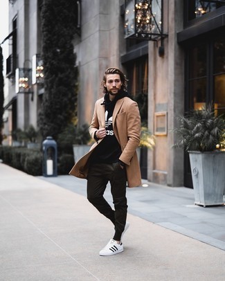 Wie Schuhe aus Leder mit dunkelgrüner Hose zu kombinieren – 500+ Herren Outfits: Vereinigen Sie einen camel Mantel mit einer dunkelgrünen Hose, um einen eleganten, aber nicht zu festlichen Look zu kreieren. Weiße und schwarze Leder niedrige Sneakers sind eine großartige Wahl, um dieses Outfit zu vervollständigen.