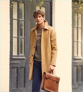 Braune Leder Aktentasche kombinieren – 447 Herren Outfits: Für ein bequemes Couch-Outfit, kombinieren Sie einen camel Mantel mit einer braunen Leder Aktentasche.