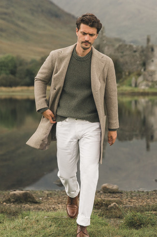 Wie beigen Mantel mit weißer Jeans zu kombinieren – 39 Herren Outfits: Kombinieren Sie einen beigen Mantel mit weißen Jeans für Ihren Bürojob. Vervollständigen Sie Ihr Look mit einer braunen Lederfreizeitstiefeln.