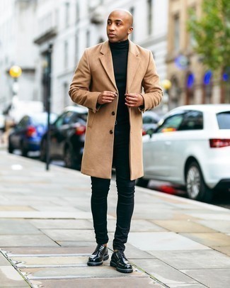 30 Jährige: Beigen Überzug kombinieren – 500+ Herren Outfits kühl Wetter: Kombinieren Sie einen beigen Überzug mit schwarzen engen Jeans für ein Alltagsoutfit, das Charakter und Persönlichkeit ausstrahlt. Schwarze Leder Derby Schuhe sind eine einfache Möglichkeit, Ihren Look aufzuwerten.
