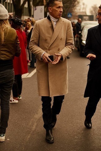 Schwarze Chinohose kombinieren – 500+ Herren Outfits kalt Wetter: Die modische Kombination aus einem camel Mantel und einer schwarzen Chinohose ist perfekt für einen Tag im Büro. Fühlen Sie sich ideenreich? Vervollständigen Sie Ihr Outfit mit schwarzen Chelsea Boots aus Leder.