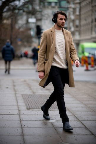 Wie Strickpullover mit Mantels zu kombinieren – 39 Smart-Casual Frühling Herren Outfits: Entscheiden Sie sich für einen Mantel und einen Strickpullover für Ihren Bürojob. Fühlen Sie sich ideenreich? Wählen Sie schwarzen Chelsea Boots aus Leder. Der Look ist mega für den Frühling.