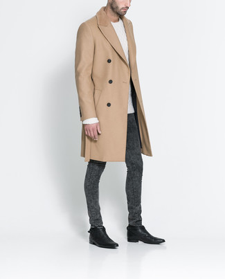 Welche Chelsea Boots mit beigen Mantels zu tragen – 173 Smart-Casual Herren Outfits kühl Wetter: Tragen Sie einen beigen Mantel und dunkelgrauen enge Jeans für ein großartiges Wochenend-Outfit. Entscheiden Sie sich für Chelsea Boots, um Ihr Modebewusstsein zu zeigen.