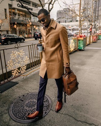 20 Jährige: Braunen Leder Rucksack kombinieren – 2 Smart-Casual Herren Outfits kalt Wetter: Kombinieren Sie einen camel Mantel mit einem braunen Leder Rucksack für einen entspannten Wochenend-Look. Rotbraune Chelsea Boots aus Leder bringen Eleganz zu einem ansonsten schlichten Look.