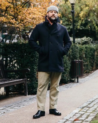 Senf Schal kombinieren – 77 Herren Outfits: Halten Sie Ihr Outfit locker mit einem dunkelblauen Mantel und einem senf Schal. Putzen Sie Ihr Outfit mit einer schwarzen Lederfreizeitstiefeln.