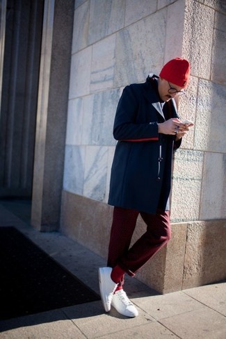30 Jährige: Rote Socken kombinieren – 63 Smart-Casual Herren Outfits kühl Wetter: Kombinieren Sie einen dunkelblauen Mantel mit roten Socken für einen entspannten Wochenend-Look. Fühlen Sie sich mutig? Entscheiden Sie sich für weißen Leinenschuhe.