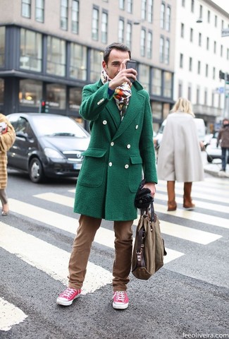 Braune Chinohose kombinieren – 273 Herren Outfits kalt Wetter: Entscheiden Sie sich für einen grünen Mantel und eine braune Chinohose für einen für die Arbeit geeigneten Look. Fuchsia niedrige Sneakers verleihen einem klassischen Look eine neue Dimension.