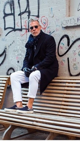 Dunkelblauen und weißen gepunkteten Schal kombinieren – 84 Herren Outfits: Für ein bequemes Couch-Outfit, tragen Sie einen dunkelblauen Mantel und einen dunkelblauen und weißen gepunkteten Schal. Schalten Sie Ihren Kleidungsbestienmodus an und machen dunkelblauen Slip-On Sneakers aus Segeltuch zu Ihrer Schuhwerkwahl.