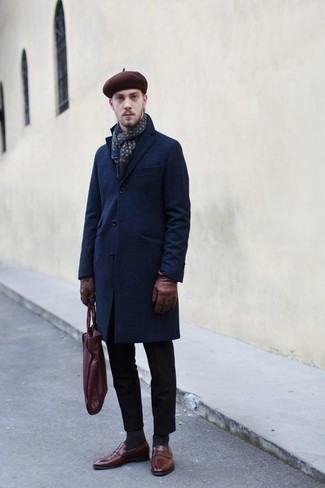 Dunkelblauen Mantel kombinieren – 500+ Smart-Casual Herren Outfits: Kombinieren Sie einen dunkelblauen Mantel mit einer dunkelblauen Chinohose für Ihren Bürojob. Braune Leder Slipper sind eine einfache Möglichkeit, Ihren Look aufzuwerten.