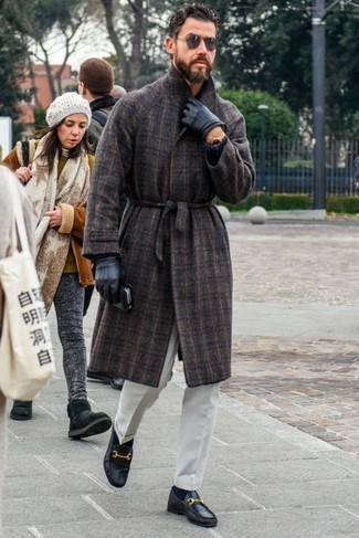 Braunen Mantel kombinieren – 220 Herren Outfits warm Wetter: Kombinieren Sie einen braunen Mantel mit einer weißen Chinohose für Drinks nach der Arbeit. Putzen Sie Ihr Outfit mit schwarzen Leder Slippern.