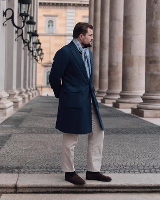 Dunkelblauen Mantel kombinieren – 500+ Herren Outfits: Tragen Sie einen dunkelblauen Mantel und eine hellbeige Chinohose für einen für die Arbeit geeigneten Look. Ergänzen Sie Ihr Outfit mit dunkelbraunen Wildleder Slippern, um Ihr Modebewusstsein zu zeigen.
