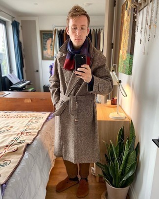 kalt Wetter Outfits Herren 2024: Die Paarung aus einem braunen Mantel und einer braunen Chinohose ist eine ideale Wahl für einen Tag im Büro. Braune Wildleder Slipper sind eine einfache Möglichkeit, Ihren Look aufzuwerten.