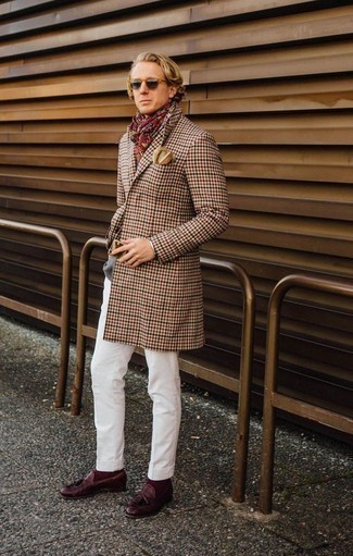 Camel Mantel mit Vichy-Muster kombinieren – 8 Herren Outfits: Kombinieren Sie einen camel Mantel mit Vichy-Muster mit einer weißen Chinohose für Ihren Bürojob. Ergänzen Sie Ihr Outfit mit dunkelroten Leder Slippern mit Quasten, um Ihr Modebewusstsein zu zeigen.