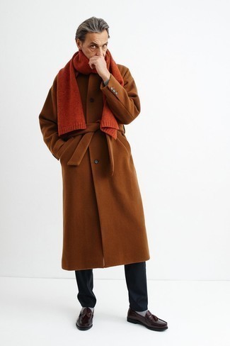 rotbrauner Mantel, schwarze Chinohose, dunkelbraune Leder Slipper mit Quasten, orange Schal für Herren