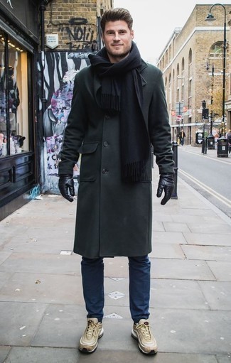 Schwarzen Schal kombinieren – 167 Herren Outfits kalt Wetter: Für ein bequemes Couch-Outfit, entscheiden Sie sich für einen dunkelgrünen Mantel und einen schwarzen Schal. Beige Sportschuhe verleihen einem klassischen Look eine neue Dimension.