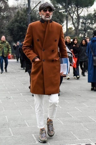 Dunkelbraunen Mantel kombinieren – 500+ Smart-Casual Herren Outfits: Erwägen Sie das Tragen von einem dunkelbraunen Mantel und einer weißen Chinohose für Drinks nach der Arbeit. Wenn Sie nicht durch und durch formal auftreten möchten, ergänzen Sie Ihr Outfit mit braunen Sportschuhen.