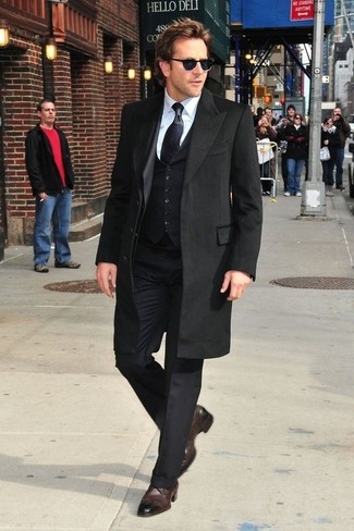 Welche Brogues mit schwarzen Mantels zu tragen – 18 Herren Outfits: Kombinieren Sie einen schwarzen Mantel mit einem schwarzen Dreiteiler für eine klassischen und verfeinerte Silhouette. Wenn Sie nicht durch und durch formal auftreten möchten, entscheiden Sie sich für Brogues.