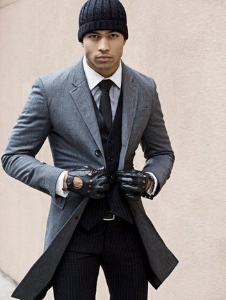 Schwarzen vertikal gestreiften Anzug kombinieren – 138 Herren Outfits: Entscheiden Sie sich für einen schwarzen vertikal gestreiften Anzug und einen grauen Mantel für eine klassischen und verfeinerte Silhouette.