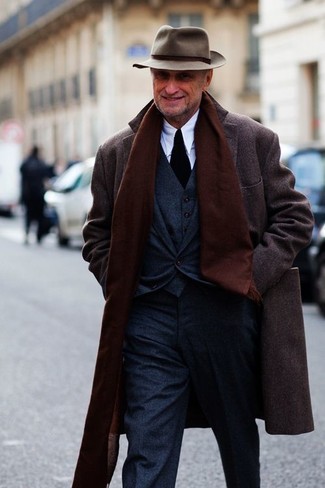 50 Jährige: Dunkelbraunen Mantel kombinieren – 35 Herbst Herren Outfits: Entscheiden Sie sich für einen dunkelbraunen Mantel und einen dunkelblauen Dreiteiler für einen stilvollen, eleganten Look. Dieser Look  ist für den Herbst einfach genial.