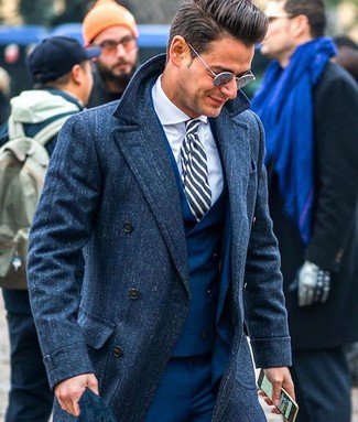 30 Jährige: Blaue vertikal gestreifte Krawatte kombinieren – 78 Herren Outfits: Tragen Sie einen dunkelblauen Mantel und eine blaue vertikal gestreifte Krawatte für einen stilvollen, eleganten Look.