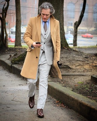 Graue Krawatte kombinieren – 99 Elegante Herren Outfits kalt Wetter: Tragen Sie einen camel Mantel und eine graue Krawatte für einen stilvollen, eleganten Look. Wenn Sie nicht durch und durch formal auftreten möchten, wählen Sie dunkelbraunen Leder Derby Schuhe.