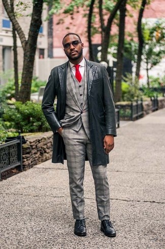 Rote Krawatte kombinieren – 500+ Herren Outfits: Vereinigen Sie einen schwarzen Ledermantel mit einer roten Krawatte, um vor Klasse und Perfektion zu strotzen. Wenn Sie nicht durch und durch formal auftreten möchten, komplettieren Sie Ihr Outfit mit schwarzen Leder Derby Schuhen.