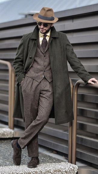 Wolldreiteiler kombinieren – 90 Herren Outfits: Kombinieren Sie einen Wolldreiteiler mit einem olivgrünen Mantel für einen stilvollen, eleganten Look. Wenn Sie nicht durch und durch formal auftreten möchten, ergänzen Sie Ihr Outfit mit dunkelbraunen Wildleder Derby Schuhen.