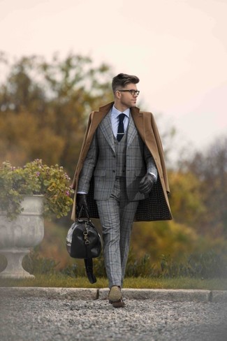 Grauen Anzug mit Schottenmuster kombinieren – 368 Herren Outfits: Erwägen Sie das Tragen von einem grauen Anzug mit Schottenmuster und einem braunen Mantel für eine klassischen und verfeinerte Silhouette. Dunkelbraune Leder Oxford Schuhe sind eine kluge Wahl, um dieses Outfit zu vervollständigen.