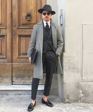Wie Mantel mit Anzuges zu kombinieren – 500+ Elegante Herbst Herren Outfits: Kombinieren Sie einen Mantel mit einem Anzug für eine klassischen und verfeinerte Silhouette. Fühlen Sie sich ideenreich? Vervollständigen Sie Ihr Outfit mit schwarzen Leder Slippern mit Quasten. Schon ergibt sich ein stylisches Übergangs-Outfit.