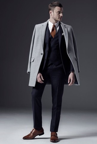 30 Jährige: Dunkelblauen Anzug kombinieren – 461 Herbst Herren Outfits: Vereinigen Sie einen dunkelblauen Anzug mit einem grauen Mantel für eine klassischen und verfeinerte Silhouette. Wenn Sie nicht durch und durch formal auftreten möchten, vervollständigen Sie Ihr Outfit mit braunen Doppelmonks aus Leder. Dieser Look ist super für den Herbst und gefallen uns sehr gut.