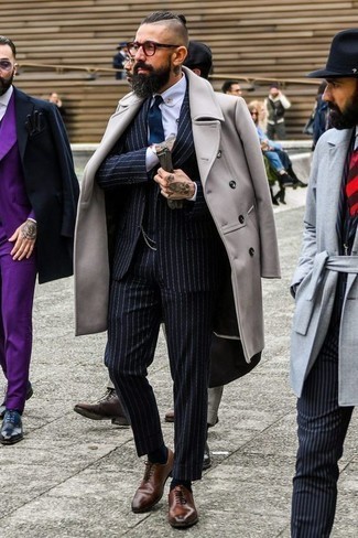 Wie grauen Mantel mit blauen vertikal gestreiften Anzuges zu kombinieren – 8 Herren Outfits: Kombinieren Sie einen grauen Mantel mit einem blauen vertikal gestreiften Anzug für eine klassischen und verfeinerte Silhouette. Braune Leder Oxford Schuhe fügen sich nahtlos in einer Vielzahl von Outfits ein.
