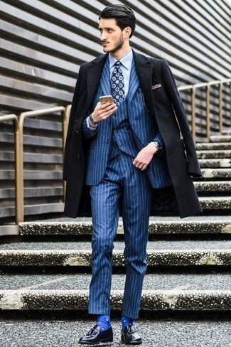 Dunkelblaue und weiße gepunktete Socken kombinieren – 128 Herren Outfits: Vereinigen Sie einen schwarzen Mantel mit dunkelblauen und weißen gepunkteten Socken für einen entspannten Wochenend-Look. Fügen Sie schwarzen Leder Slipper mit Quasten für ein unmittelbares Style-Upgrade zu Ihrem Look hinzu.
