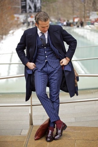 Dreiteiler kombinieren – 500+ Herren Outfits: Etwas Einfaches wie die Wahl von einem Dreiteiler und einem dunkelblauen Mantel kann Sie von der Menge abheben. Suchen Sie nach leichtem Schuhwerk? Ergänzen Sie Ihr Outfit mit dunkelroten Leder Slippern für den Tag.