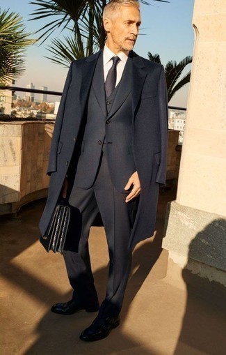 Dunkelblauen Mantel kombinieren – 1061+ Herren Outfits: Kombinieren Sie einen dunkelblauen Mantel mit einem dunkelblauen Dreiteiler für eine klassischen und verfeinerte Silhouette. Fühlen Sie sich ideenreich? Wählen Sie schwarzen Leder Derby Schuhe.