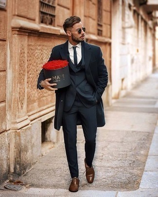 Braune Leder Derby Schuhe kombinieren – 499 Elegante Herren Outfits: Vereinigen Sie einen dunkelblauen Mantel mit einem dunkelblauen Dreiteiler für eine klassischen und verfeinerte Silhouette. Fühlen Sie sich ideenreich? Ergänzen Sie Ihr Outfit mit braunen Leder Derby Schuhen.