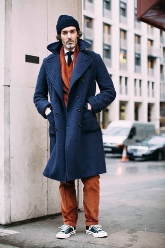 40 Jährige: Niedrige Sneakers kombinieren – 1 Elegante Herbst Herren Outfits: Kombinieren Sie einen dunkelblauen Mantel mit einem rotbraunen Dreiteiler für einen stilvollen, eleganten Look. Fühlen Sie sich mutig? Ergänzen Sie Ihr Outfit mit niedrigen Sneakers. Ein schöner Übergangs-Look.