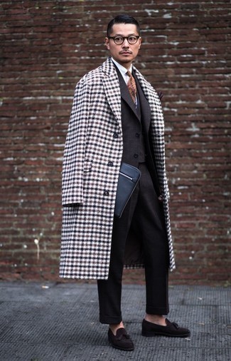 Clutch Handtasche kombinieren – 500+ Herren Outfits: Kombinieren Sie einen weißen und schwarzen Mantel mit Hahnentritt-Muster mit einer Clutch Handtasche für einen entspannten Wochenend-Look. Fügen Sie dunkelbraunen Wildleder Slipper mit Quasten für ein unmittelbares Style-Upgrade zu Ihrem Look hinzu.